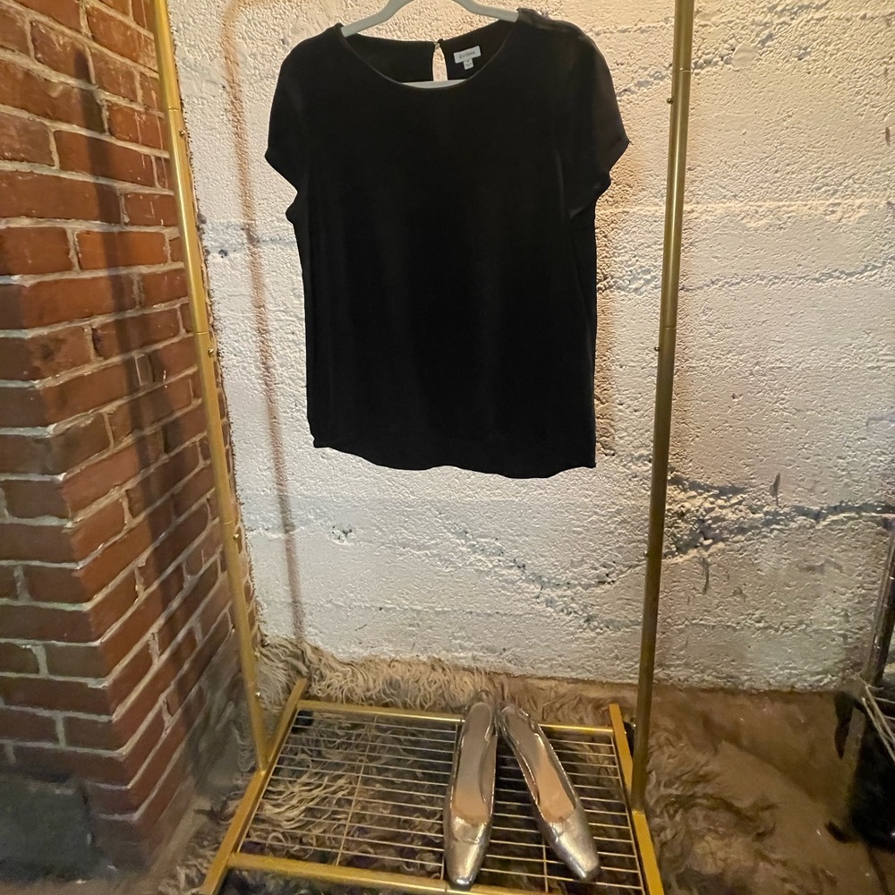 Sophisticated tee in 100% 3 ply heavyweight silk. Easy, relaxed fit.